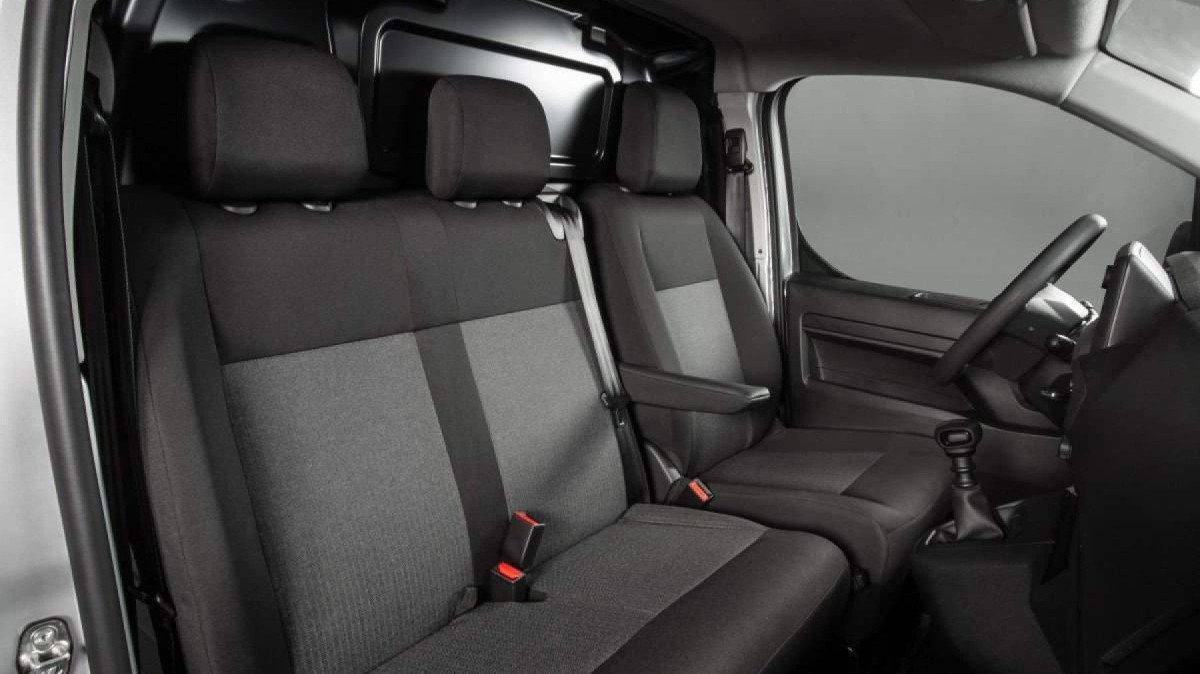 Peugeot Expert Cargo  modelo 2025 branco interior bancos dianteiros estático no estúdio