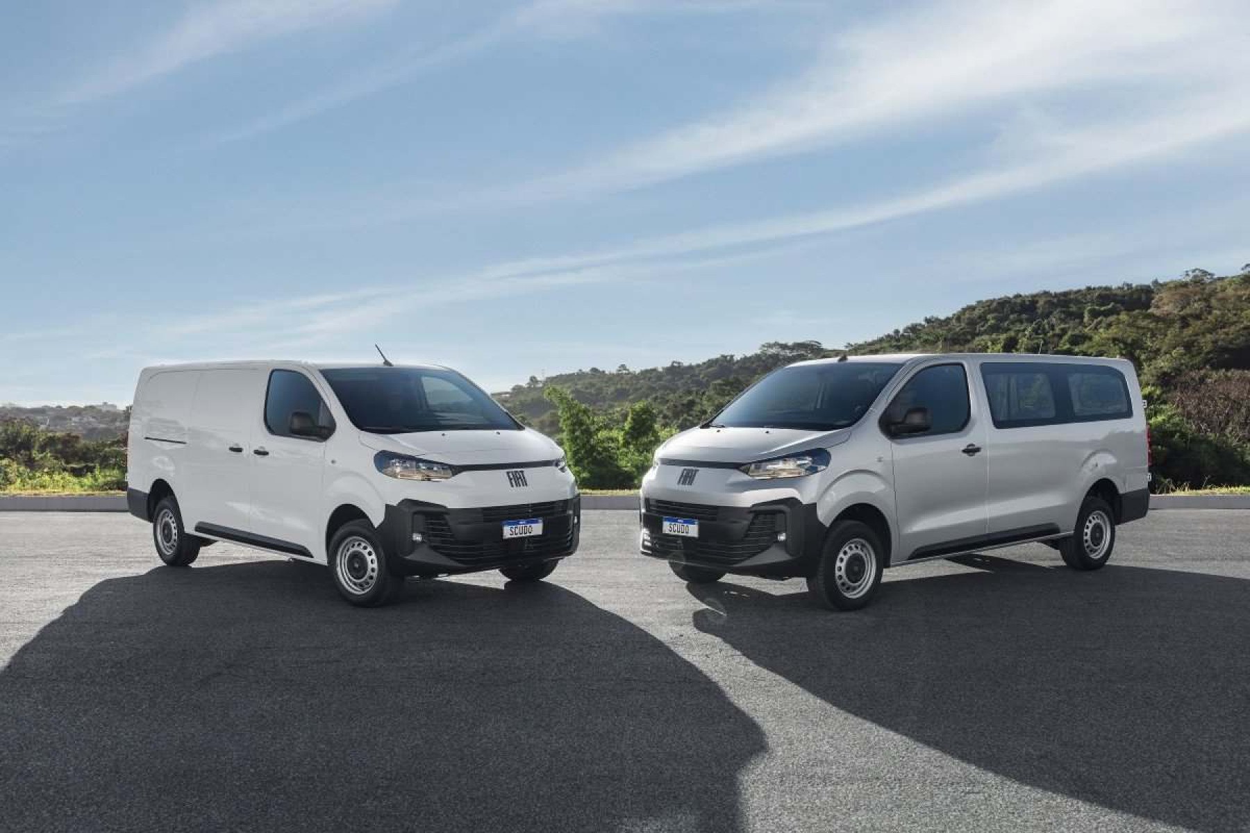 Fiat Scudo Cargo e Vitré Multi modelo 2025 branco e prata de frente no asfalto estáticos