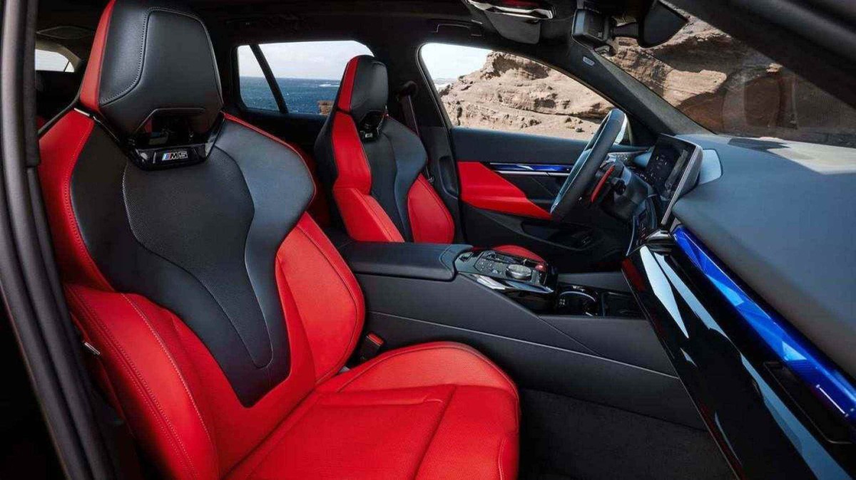     O interior do M5 Touring traz detalhes coloridos da linha M Sport, além de tecnologia de ponta