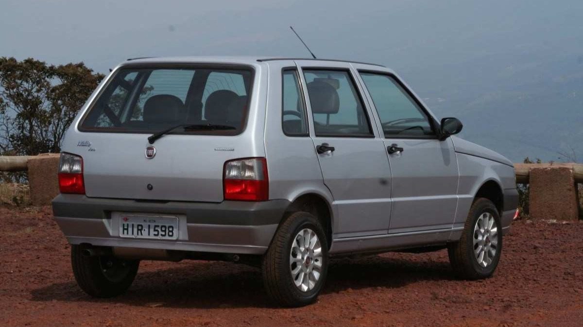 Fiat Uno Mille Fire Economy Flex modelo 2009 quatro portas traseiras prateadas estáticas no chão