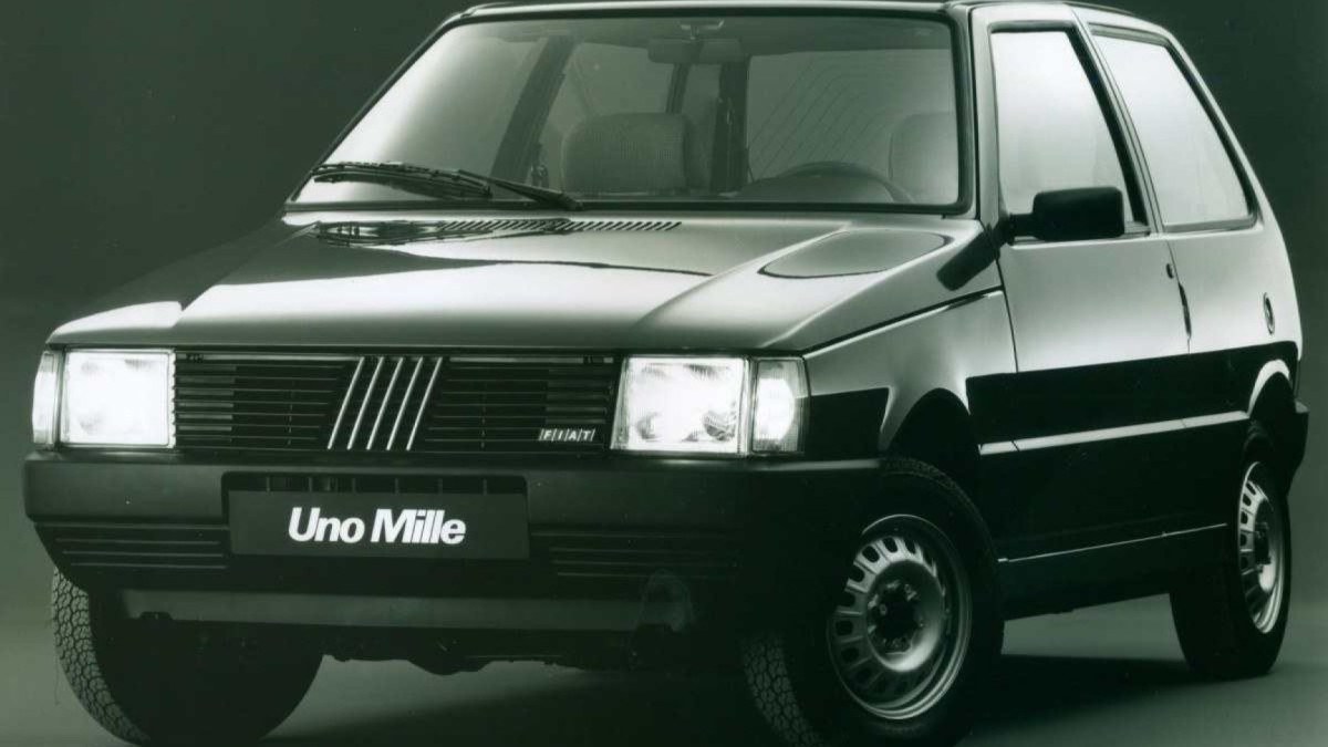 Fiat Uno Mille modelo 1992 duas  portas preto de frente estático no estúdio