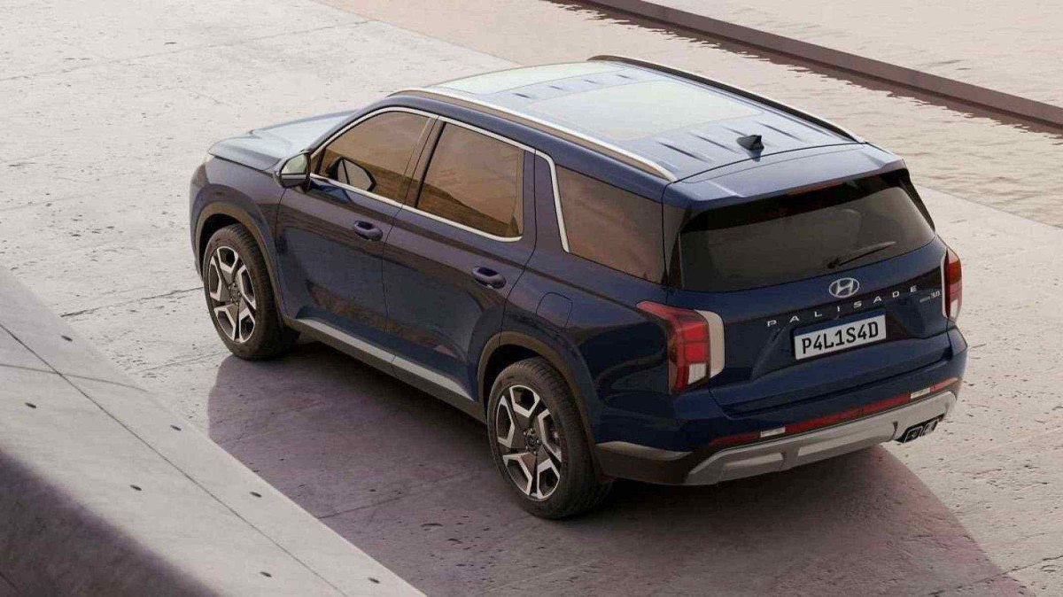 Hyundai Palisade azul marinho visto de trás com detalhes no lado esquerdo. O veículo está estacionado em chão branco e recebe <a href='https://forstetime.com/topics/whittingham' target='_blank' rel='follow'>luz</a> solar na sua frente. ” class=”wp-image-115046″ srcset=”https://midias.vrum.com.br/_midias/jpg/2024/08/16/1200×675/1_hyundai_palisade_traseira-39460681.jpg 2048w, https://midias.vrum.com.br/_midias/jpg/2024/08/16/1200×675/1_hyundai_palisade_traseira-39460681.jpg 300w, https://midias.vrum.com.br/_midias/jpg/2024/08/16/1200×675/1_hyundai_palisade_traseira-39460681.jpg 1024w, https://midias.vrum.com.br/_midias/jpg/2024/08/16/1200×675/1_hyundai_palisade_traseira-39460681.jpg 768w, https://midias.vrum.com.br/_midias/jpg/2024/08/16/1200×675/1_hyundai_palisade_traseira-39460681.jpg 1536w” sizes=”(max-width: 2048px) 100vw, 2048px”/><figcaption class=