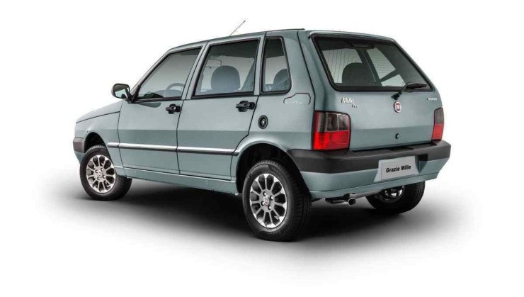 Fiat Uno Grazie Mille modelo 2013 quatro  portas azul claro de traseira estático no estúdio