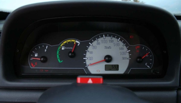 Fiat Uno Mille Fire Economy Flex modelo 2009 quatro portas prata painel de instrumentos estático na terra