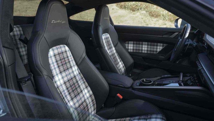 O interior do Porsche 911 Turbo 50 Years resgata o estilo dos anos 70 com o padrão tartan McKenzie nos bancos e portas