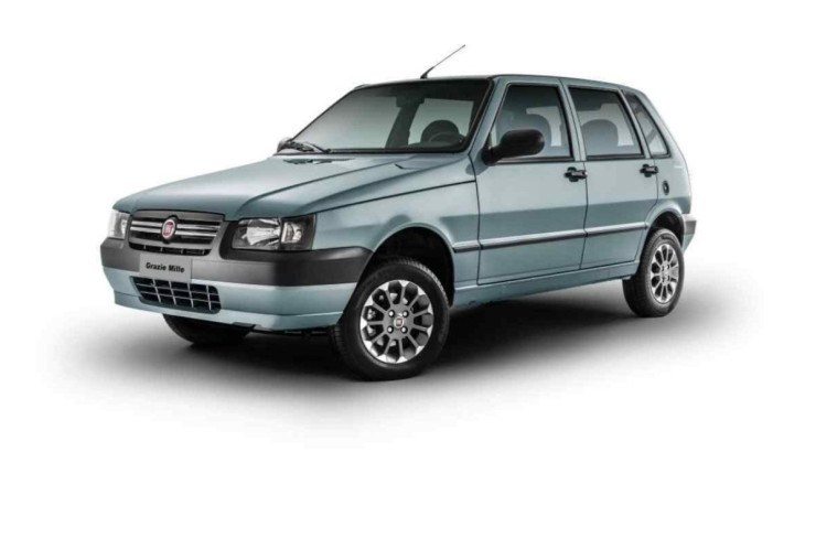 Fiat Uno Grazie Mille modelo 2013 quatro  portas azul claro de frente estático no estúdio