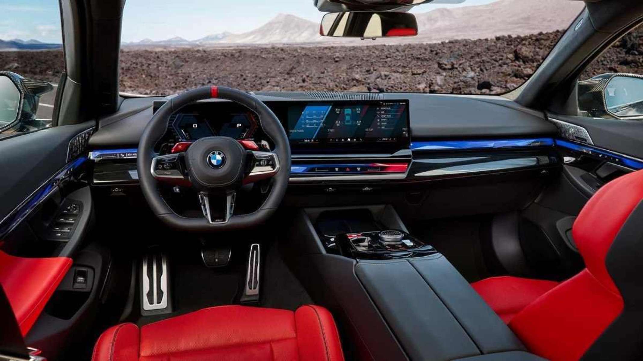 Interior do BMW M5 Touring com bancos estofados em vermelho