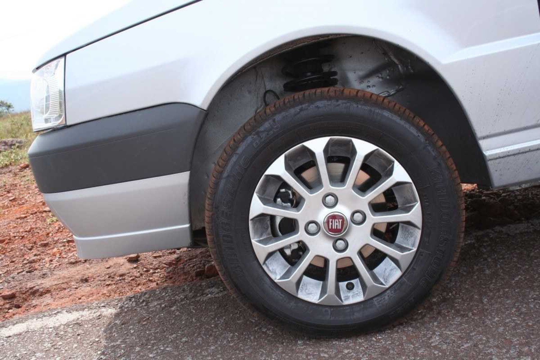 Fiat Uno Mille Fire Economy Flex modelo 2009 quatro portas prata roda de liga leve estático no asfalto