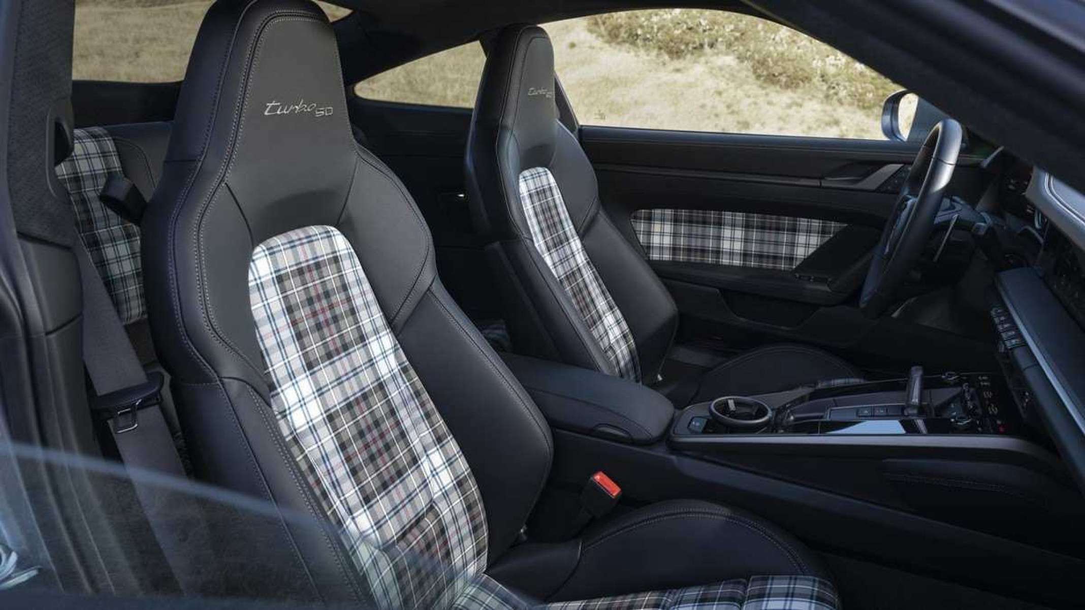 O interior do Porsche 911 Turbo 50 Anos com bancos estofados em xadrez e preto