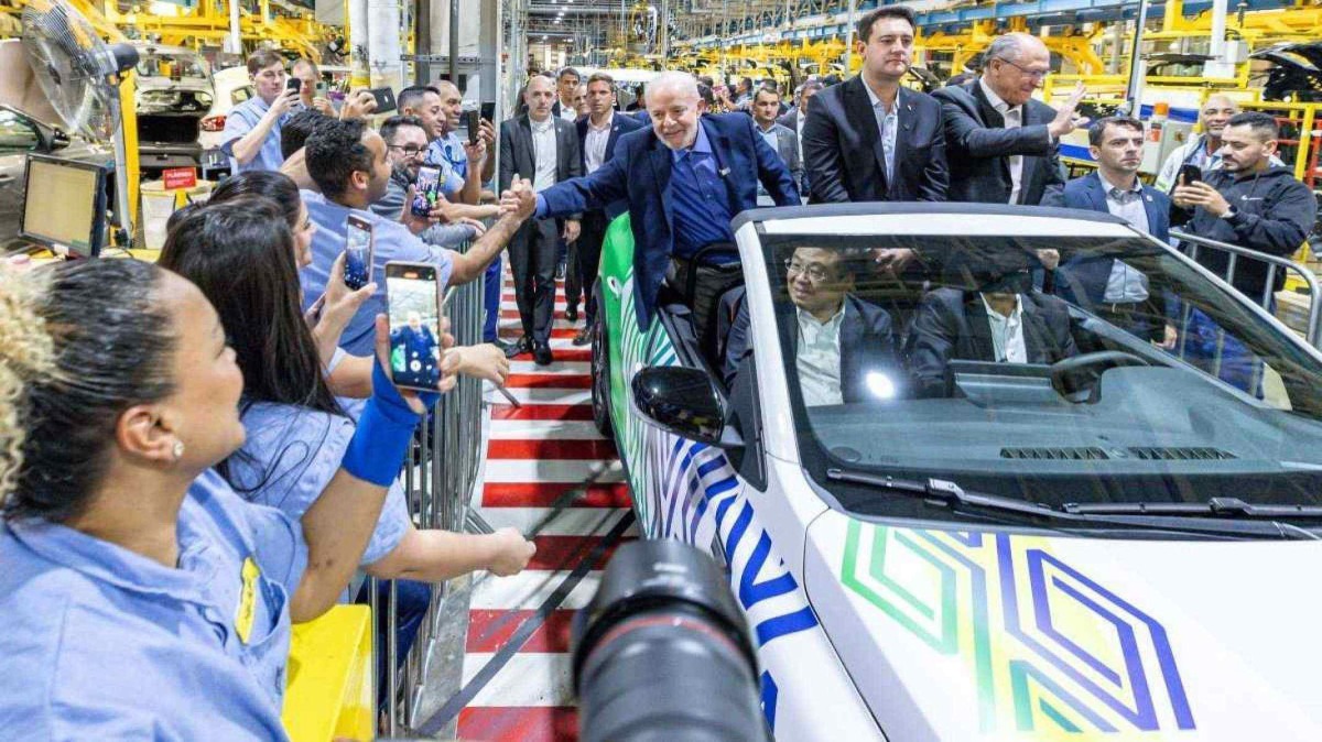 O presidente Lula visitou a fábrica da Renault, localizada em São José dos Pinhais (PR), onde desfilou num conversível Kardian.