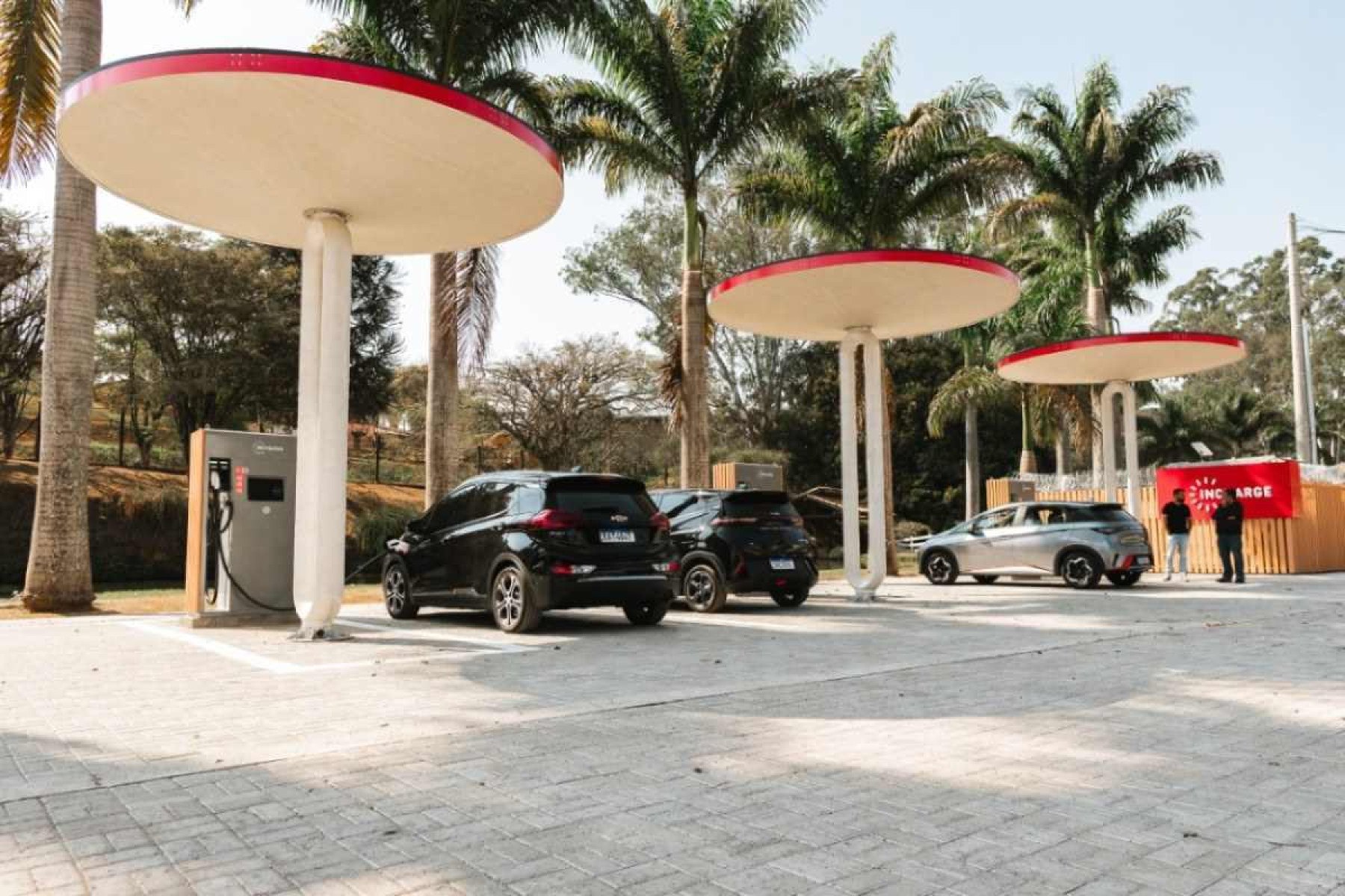 Carros elétricos: empresa inaugura primeiro eletroposto da Fernão Dias