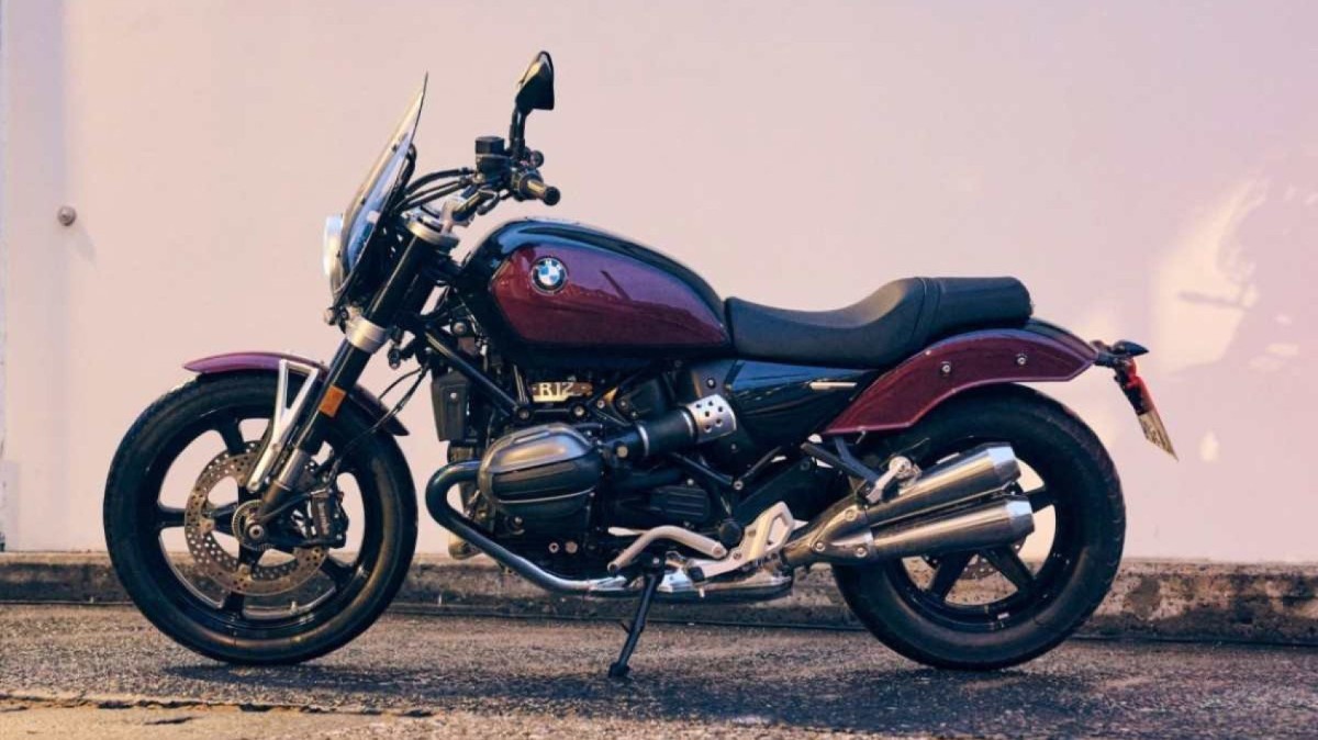 BMW R12 Cruiser vinho estático lateralmente no piso de asfalto