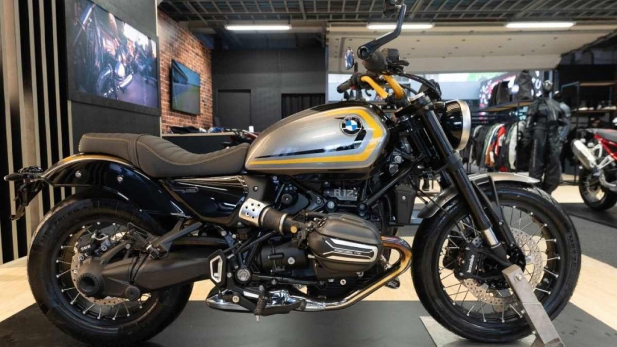 BMW R12 Option 719 prata com detalhes amarelos e pretos estáticos na lateral no estande da marca