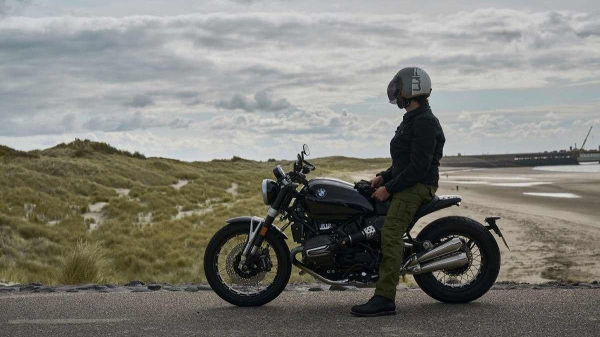 BMW R12 versão de entrada preto de lateral estática no asfalto