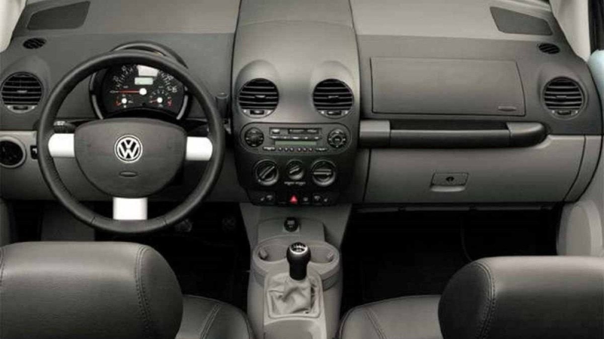 VW New Beetle prata interior painel volante assentos dianteiros estáticos no estúdio