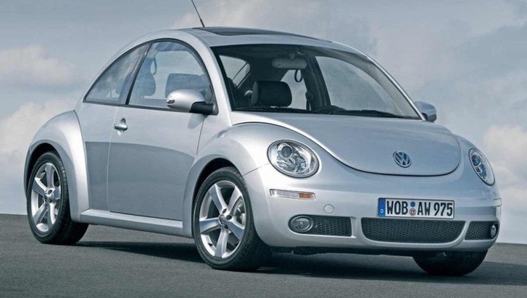 VW New Beetle azul  de frente est&aacute;tico no asfalto
