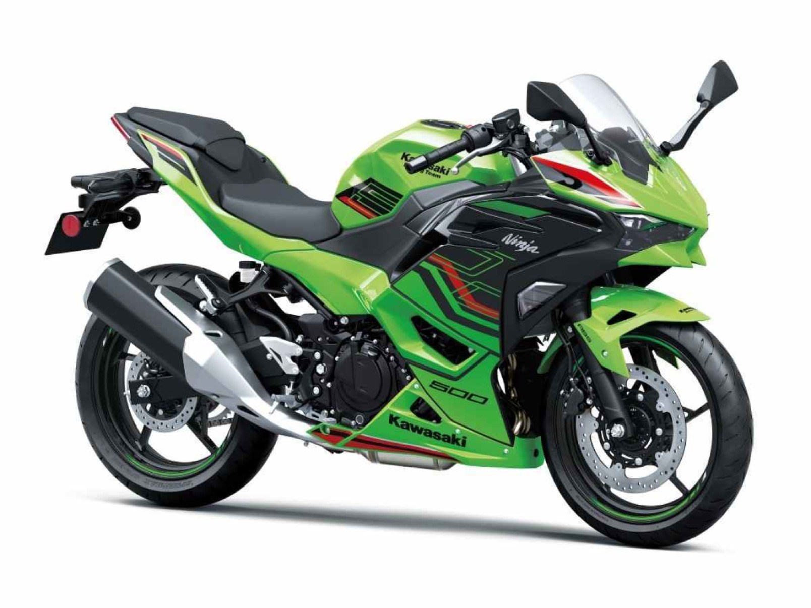 Kawasaki Ninja 500 verde de lado no estúdio