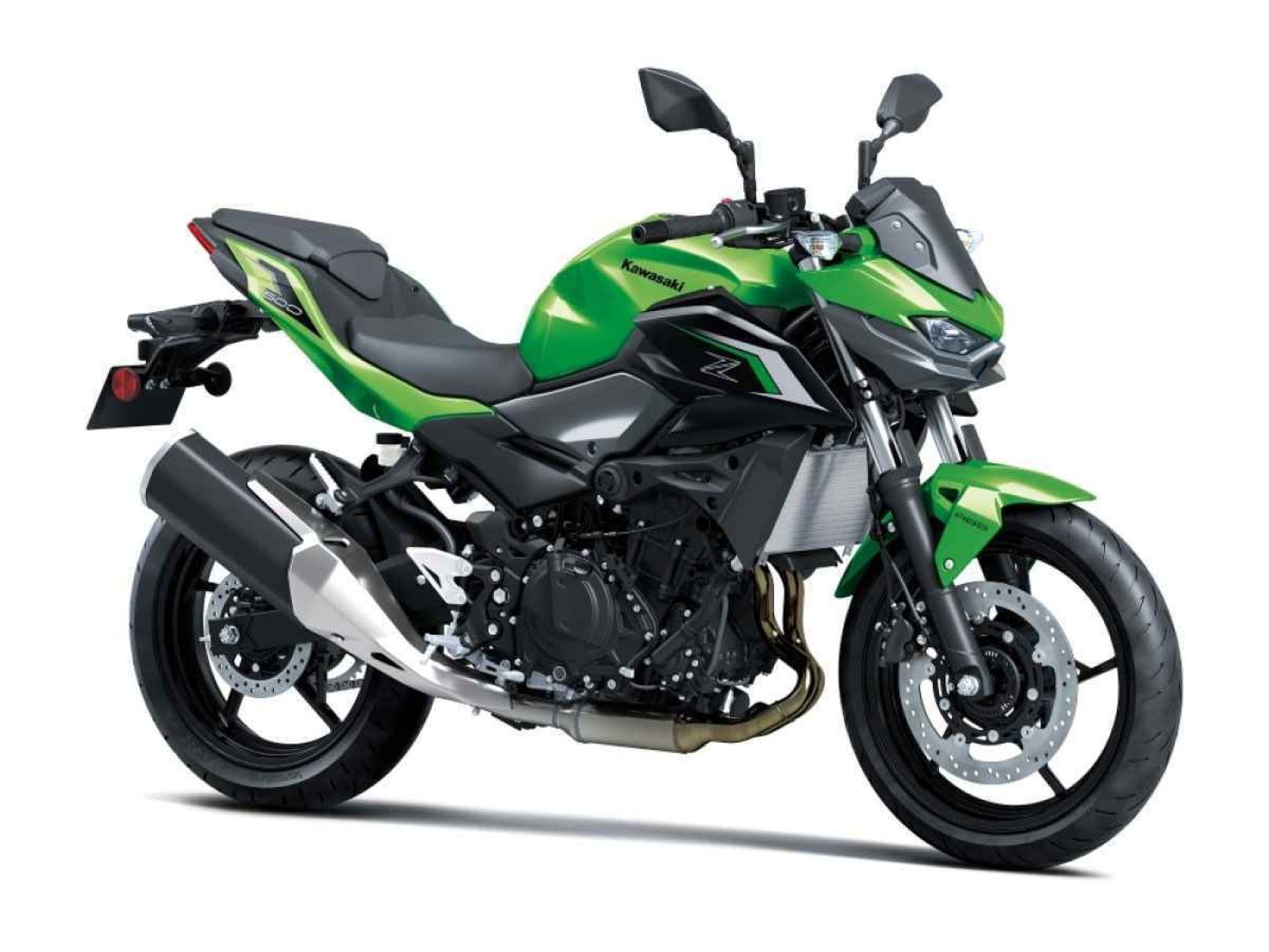 Kawasaki Ninja Z 500 verde de frente no estúdio