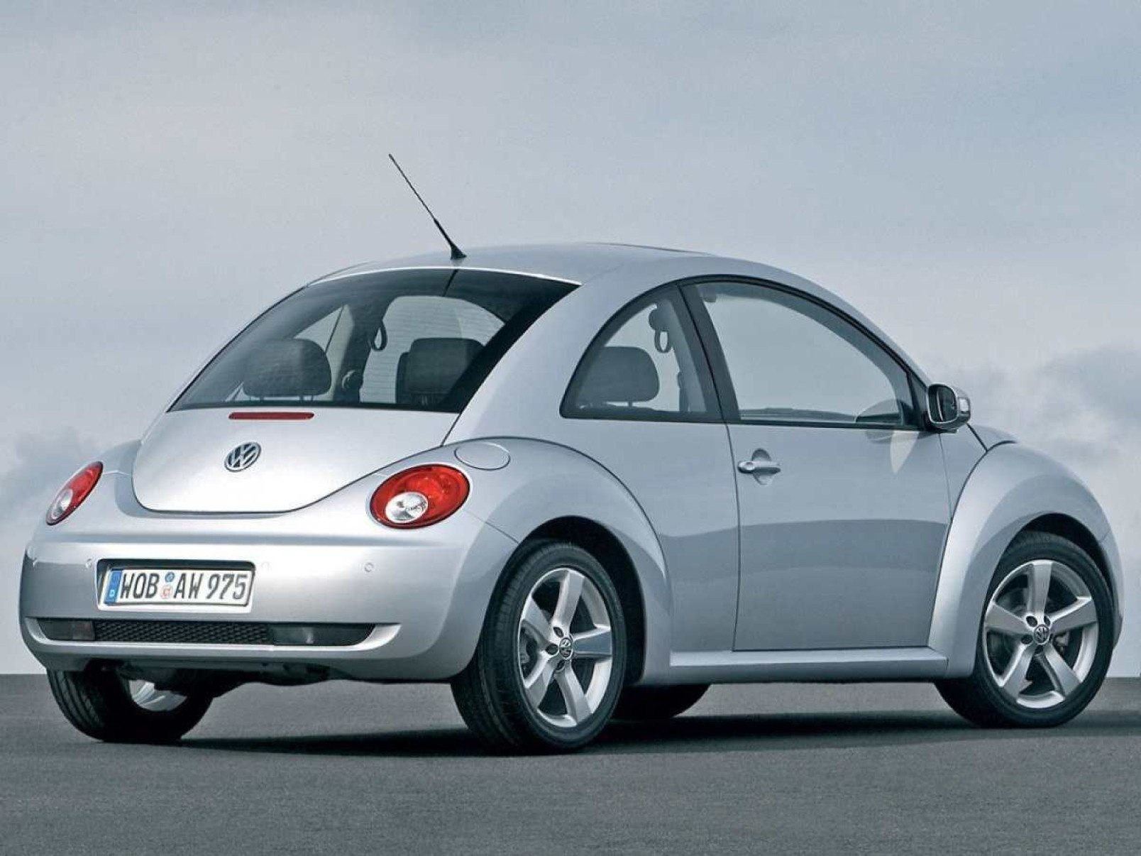 VW New Beetle prata de traseira estático no asfalto