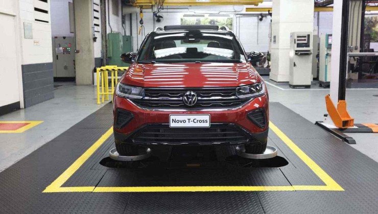 T-Cross vinho com placa branca informando nome do veículo é visto pela dianteira. Veículo está estacionado em fábrica da Volkswagen. -  (crédito: Volkswagen / Divulgação)
