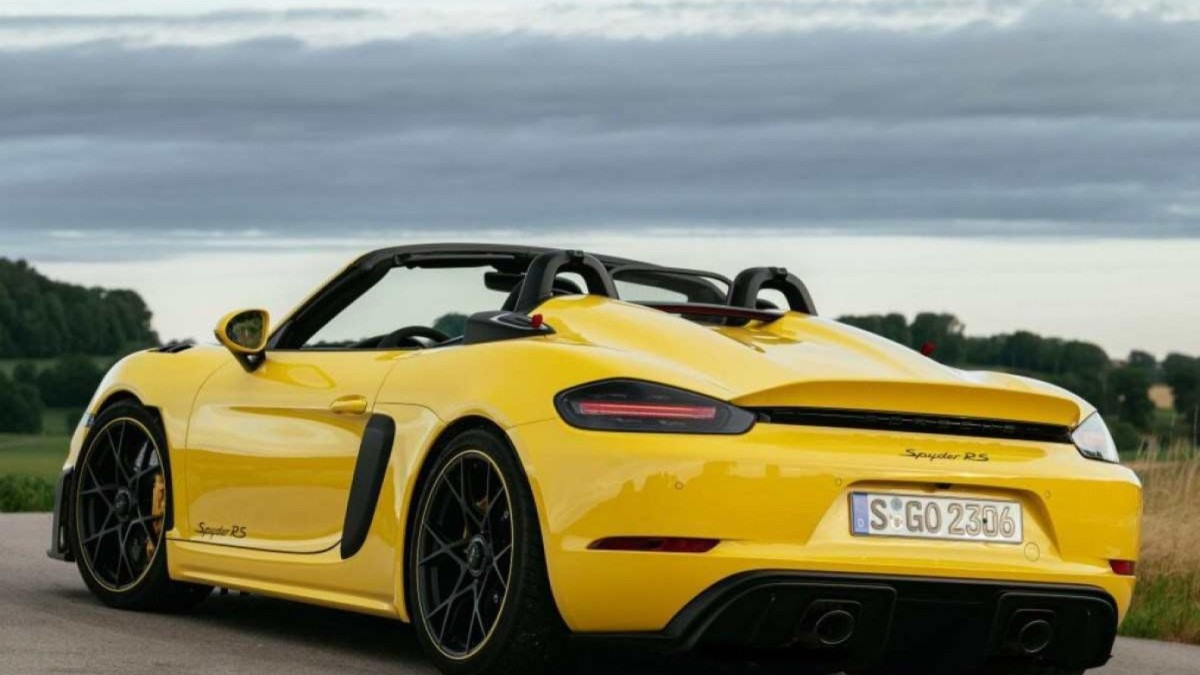 718 Spyder RS é mais potente, caro e bruto. A capota precisa ser operada manualmente