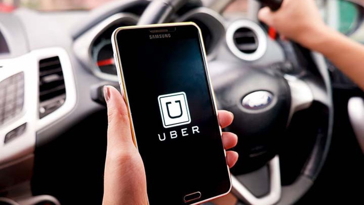 Uber - Marca de plataforma de transporte privado urbano, tomou tamanha proporção que virou sinônimo para qualquer aplicativo do gênero no mercado. 
