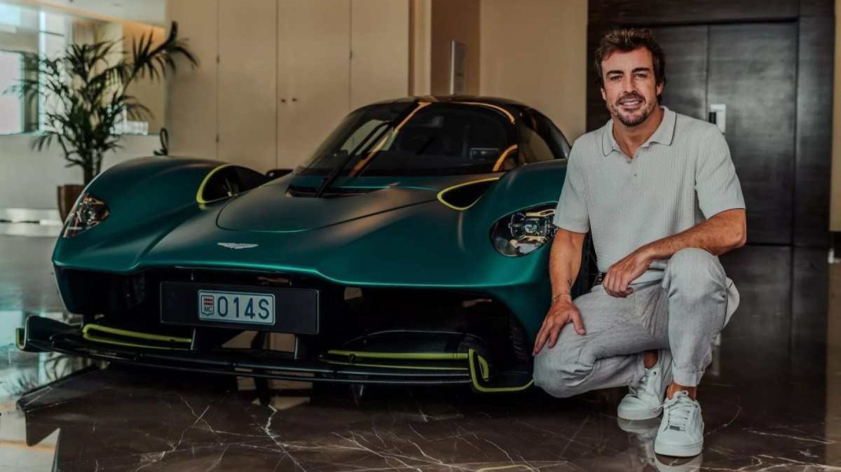 Fernando Alonso ao lado de seu Valkyrie personalizado