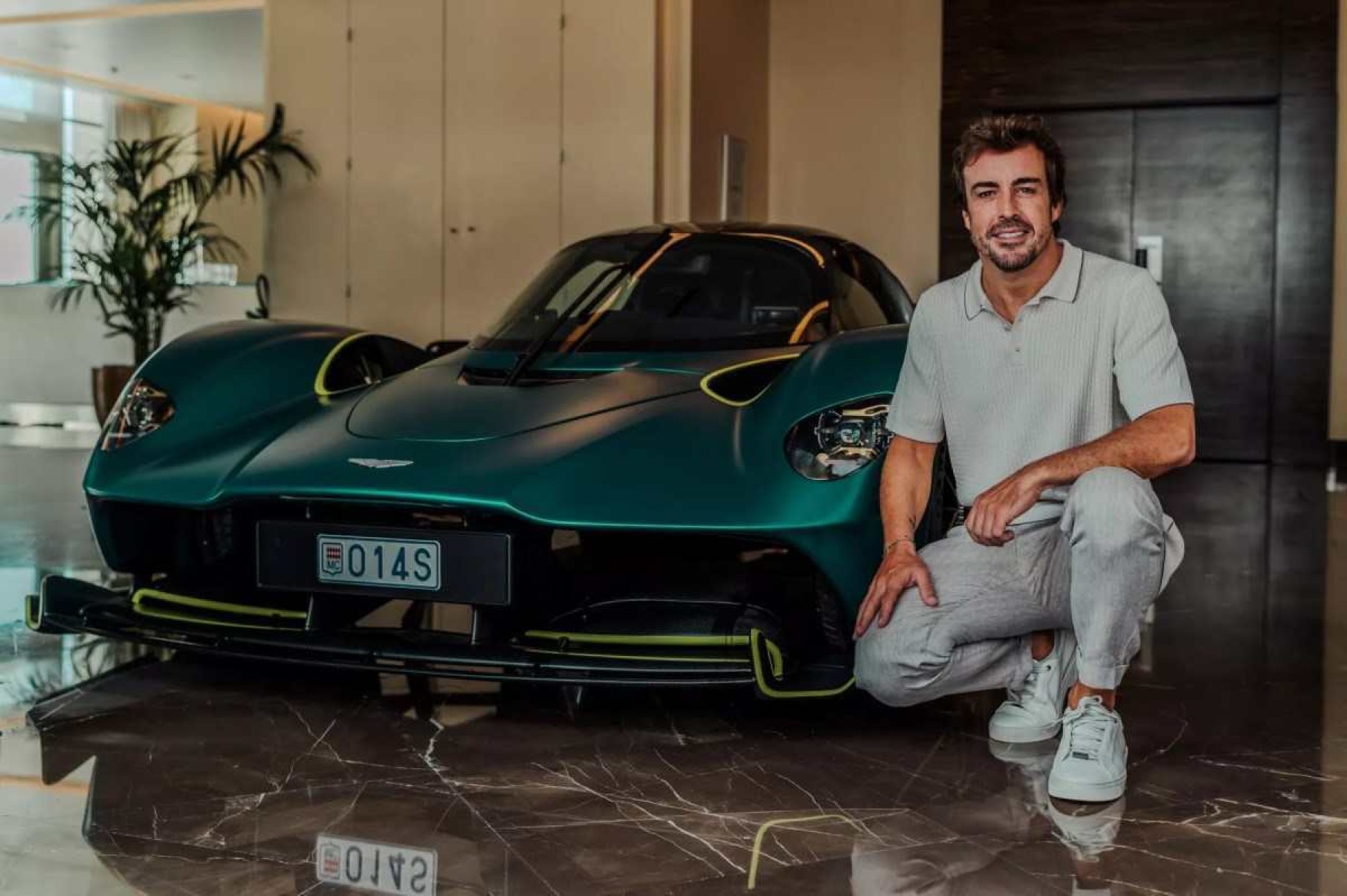 Vídeo: Alonso recebe supercarro da Aston Martin, mas acaba rebocado