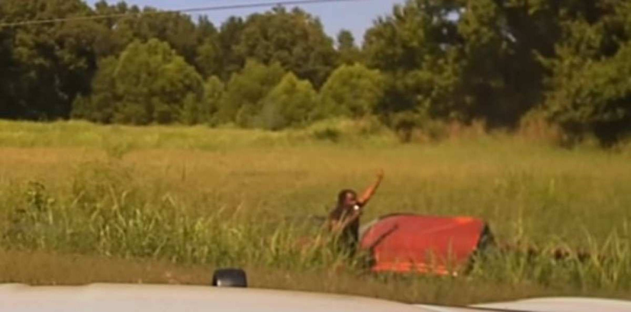 Vídeo: Motorista bêbado faz questão de terminar bebida antes de ser preso