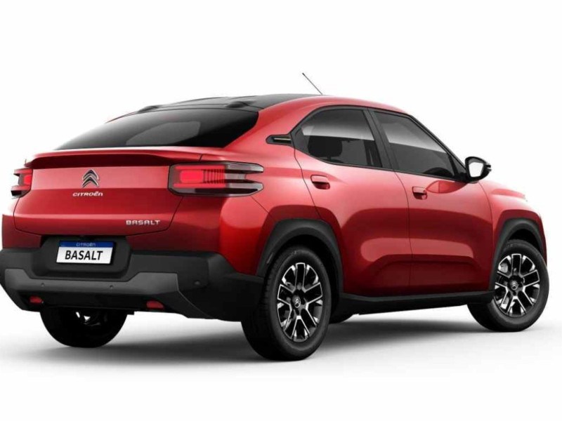 Suv cupê citroën Basalt na cor vermelha escura em ângulo traseiro, destacando o caimento de teto, tampa do porta-malas e rodas