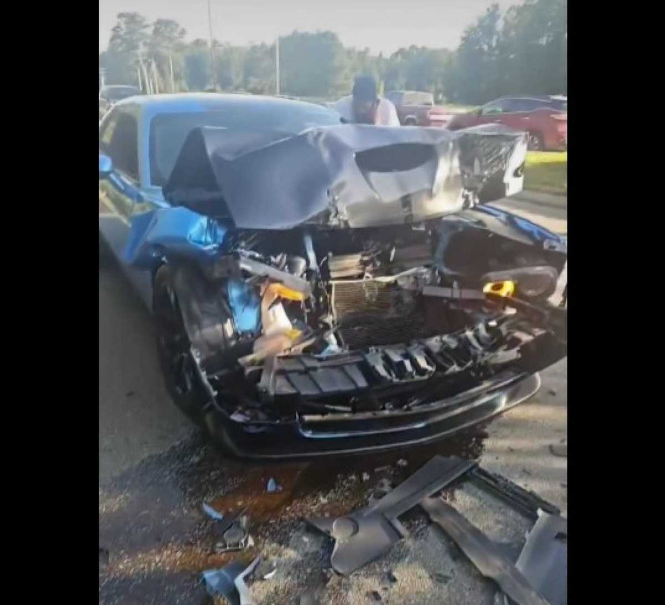 Motorista de Dodge Challenger tenta fazer graça e acaba se acidentando