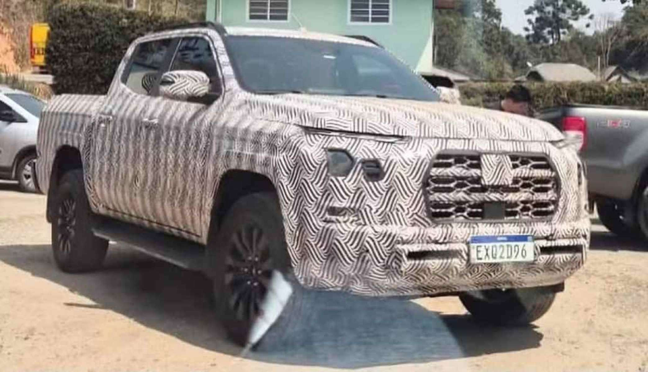 Flagra: Nova geração da Mitsubishi L200 aparece camuflada no Brasil; veja como será