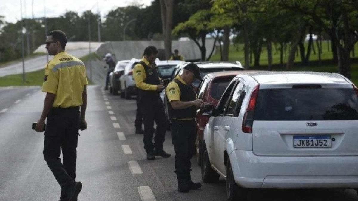 Veja quais são as placas que devem pagar o licenciamento no mês de outubro
