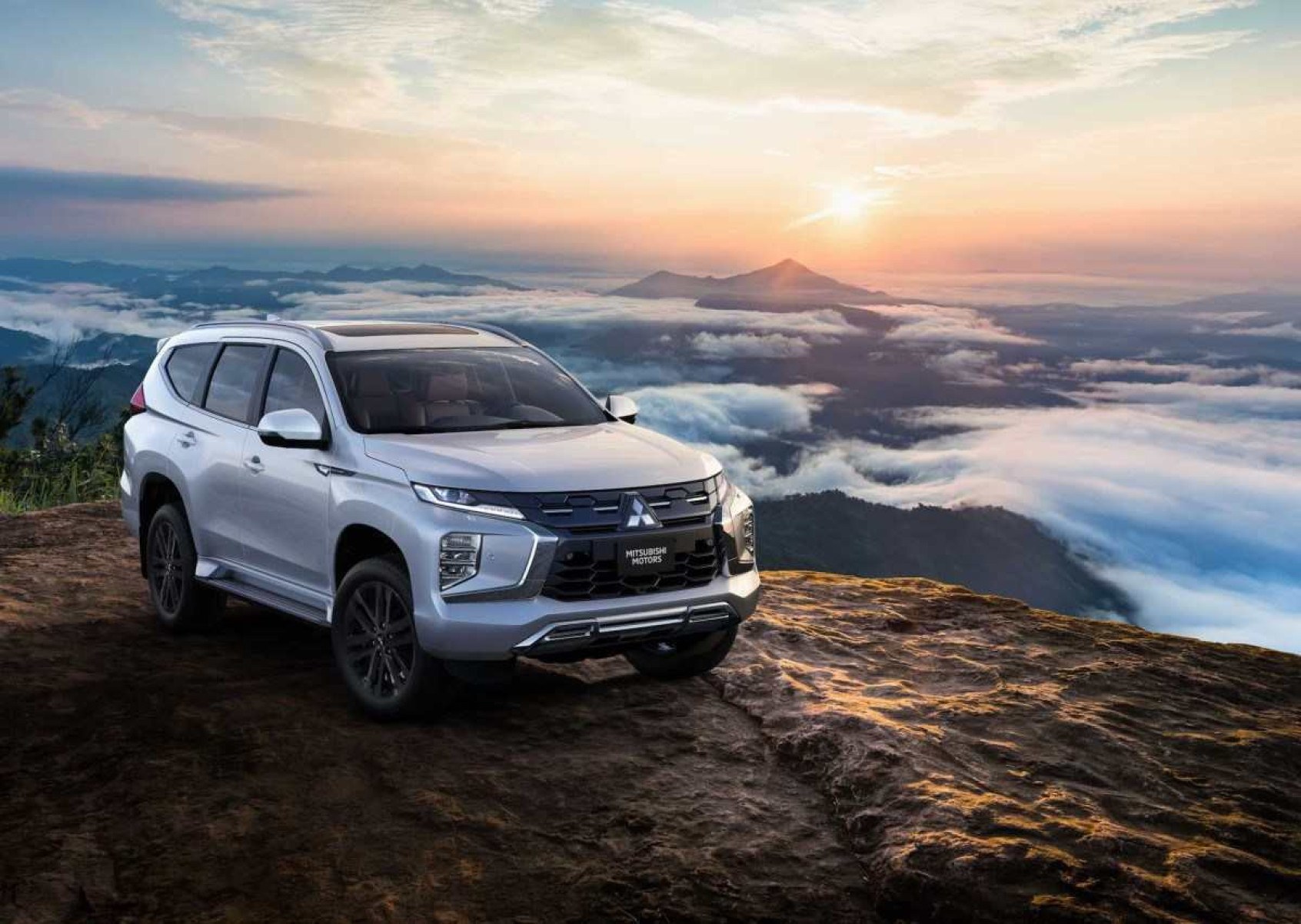 Mitsubishi lança Pajero Sport 2025 com novidades no interior