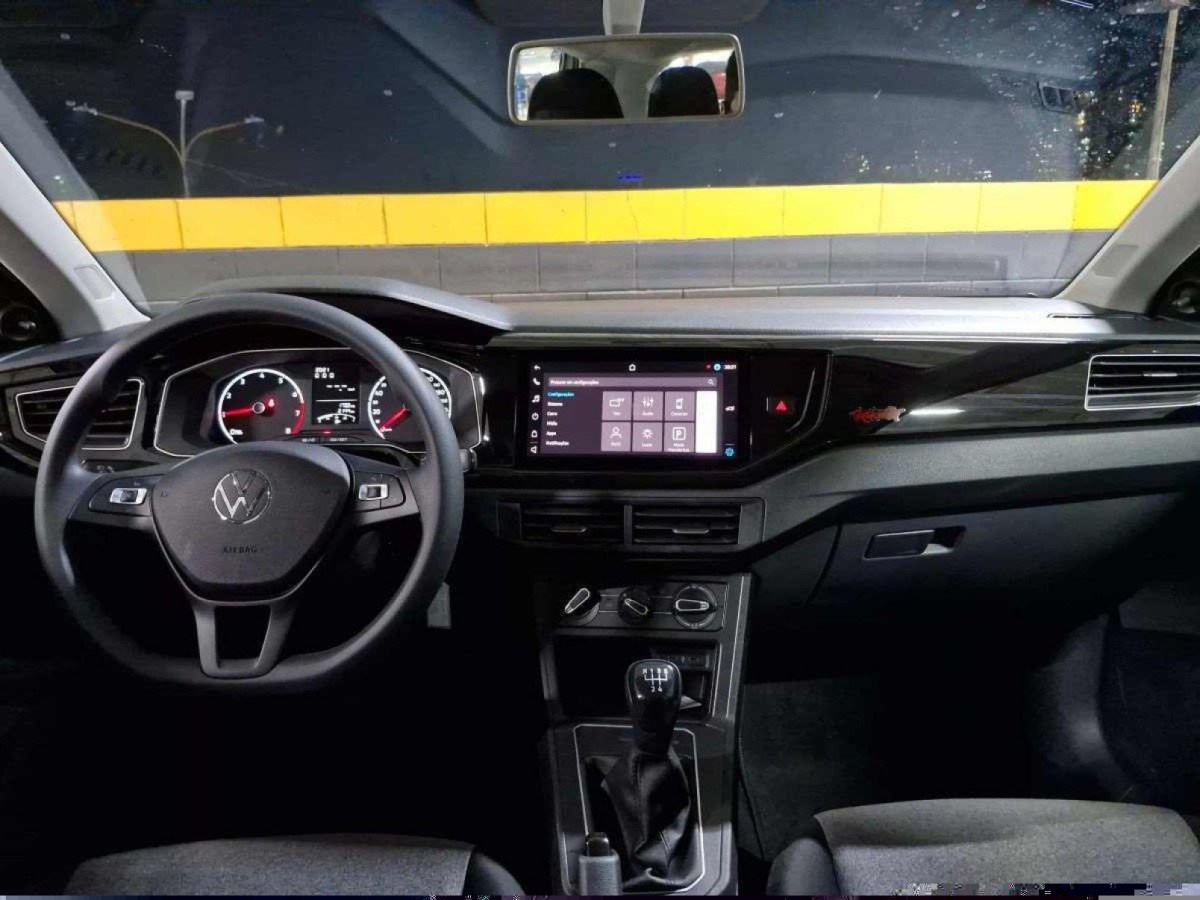 Interior de Volkswagen Polo Rock in Rio; Painel conta com detalhes em preto brilhante e adesivo Rock in Rio