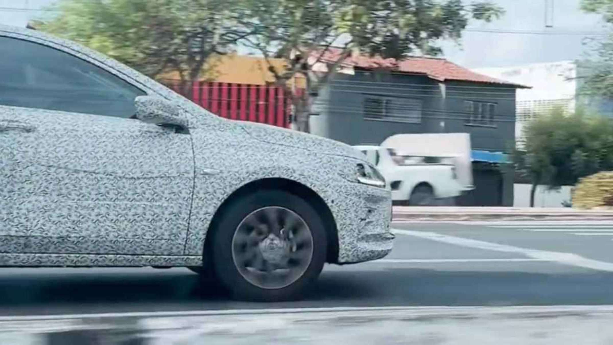 Flagra: Chevrolet Onix e Onix Plus são vistos camuflados; o que isso quer dizer?