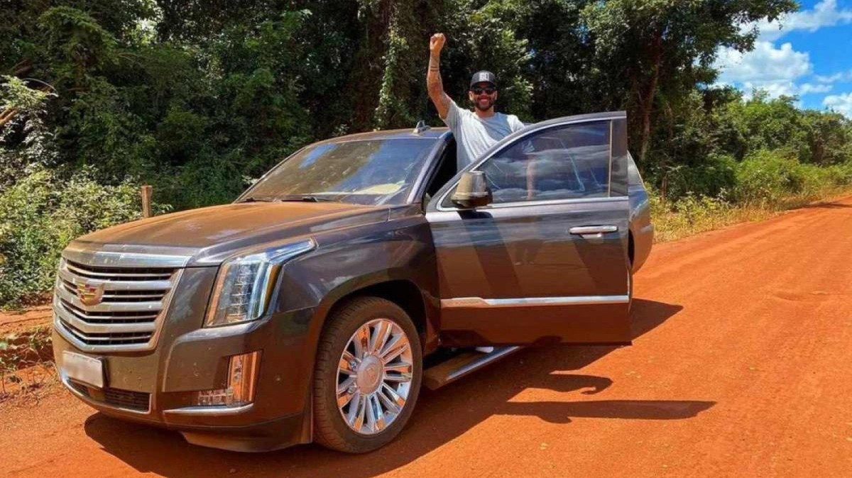 Gusttavo Lima posa em seu Cadillac Escalade avaliado em cerca de 1 milhão de reais