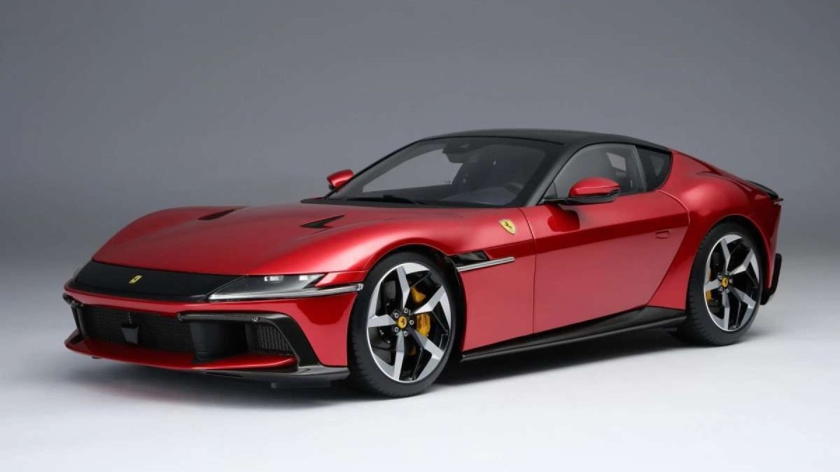 Ferrari 12Cilindri é tão detalhada que mal dá para identificar se é miniatura ou o modelo real