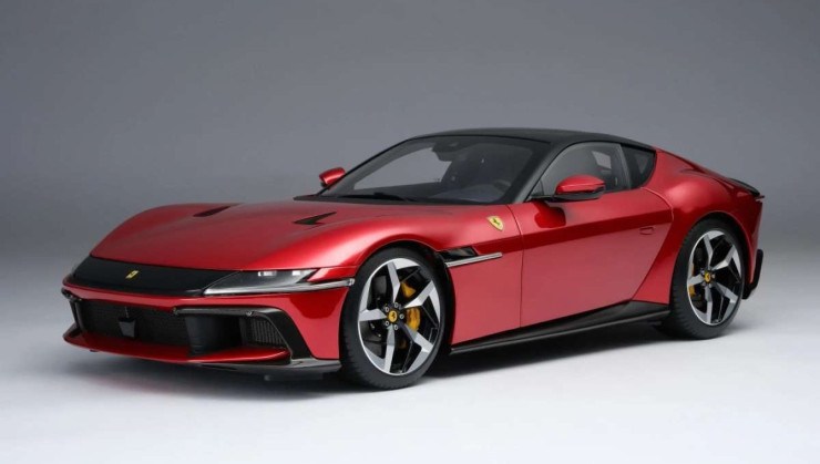 Ferrari 12Cilindri é tão detalhada que mal dá para identificar se é miniatura ou o modelo real