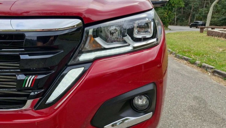 Apesar do emblema minimalista na grade, LED que lembra um "dente de sabre" é herança da Peugeot