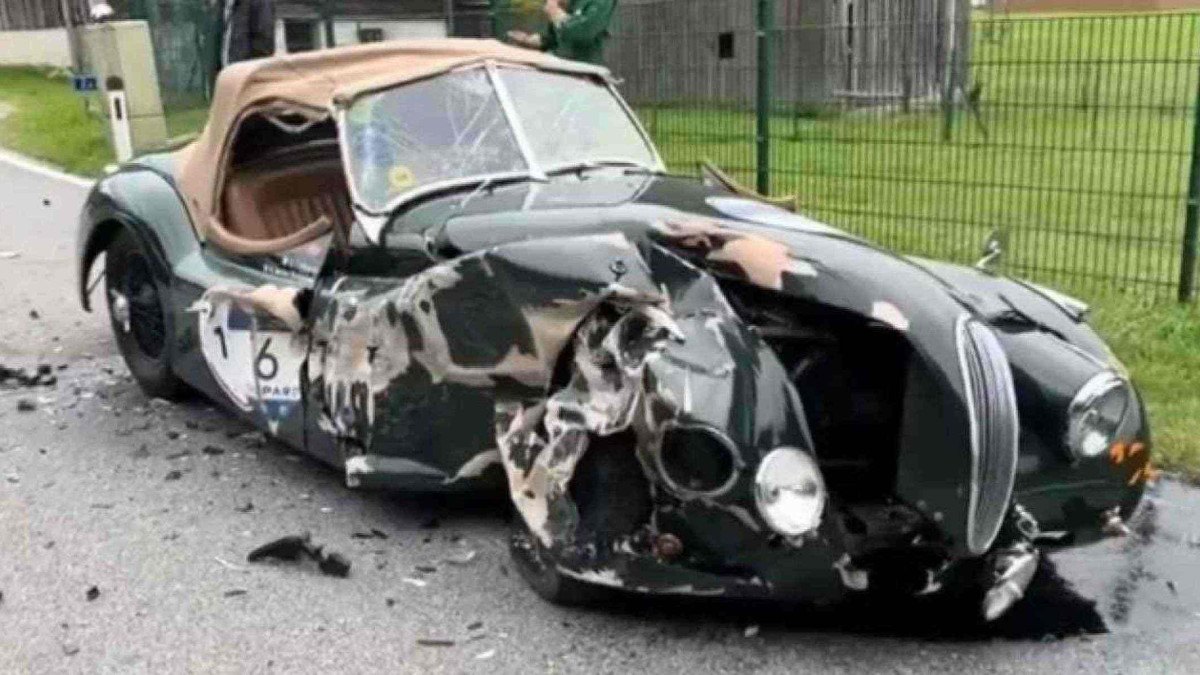 Jaguar XK 120 de 1948 ficou destruído após acidente na Áustria