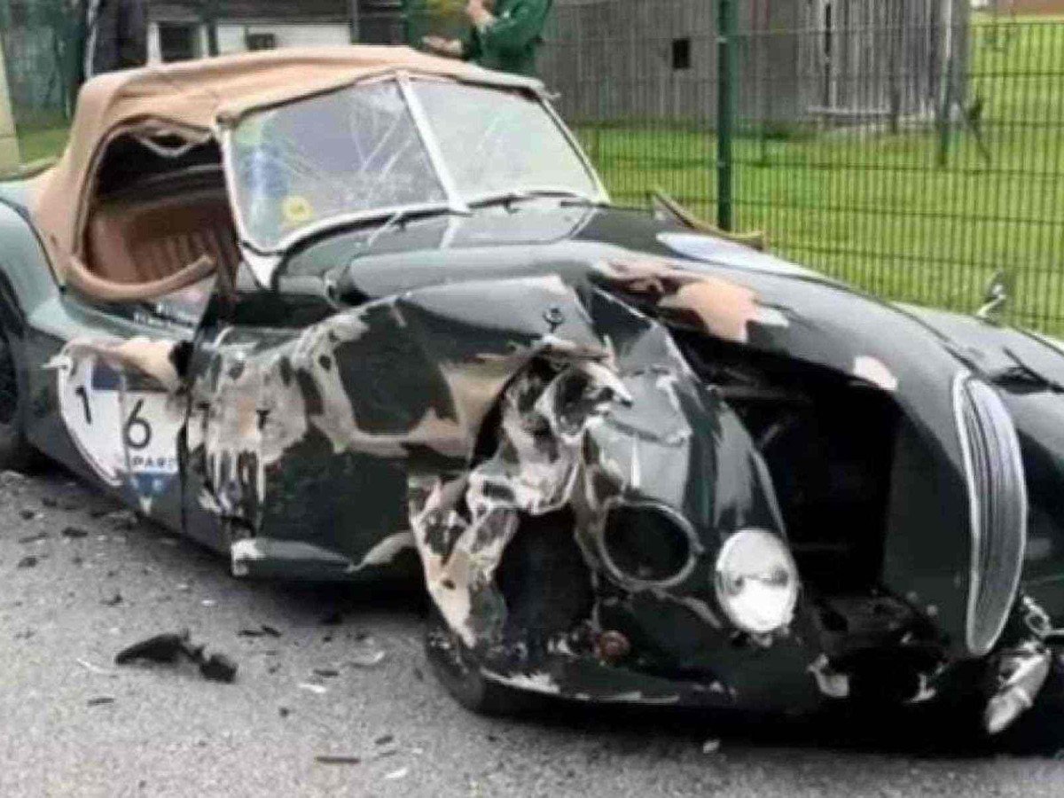ローレル・クイーン【廃盤】 Jaguar raro de 76 anos fica destruído após acidente inusitado