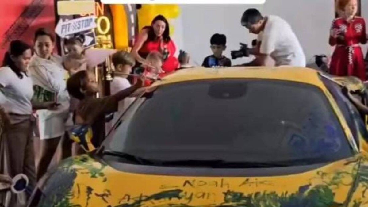 Ferrari F8 Tributo sendo utilizada como tela de pintura por crianças