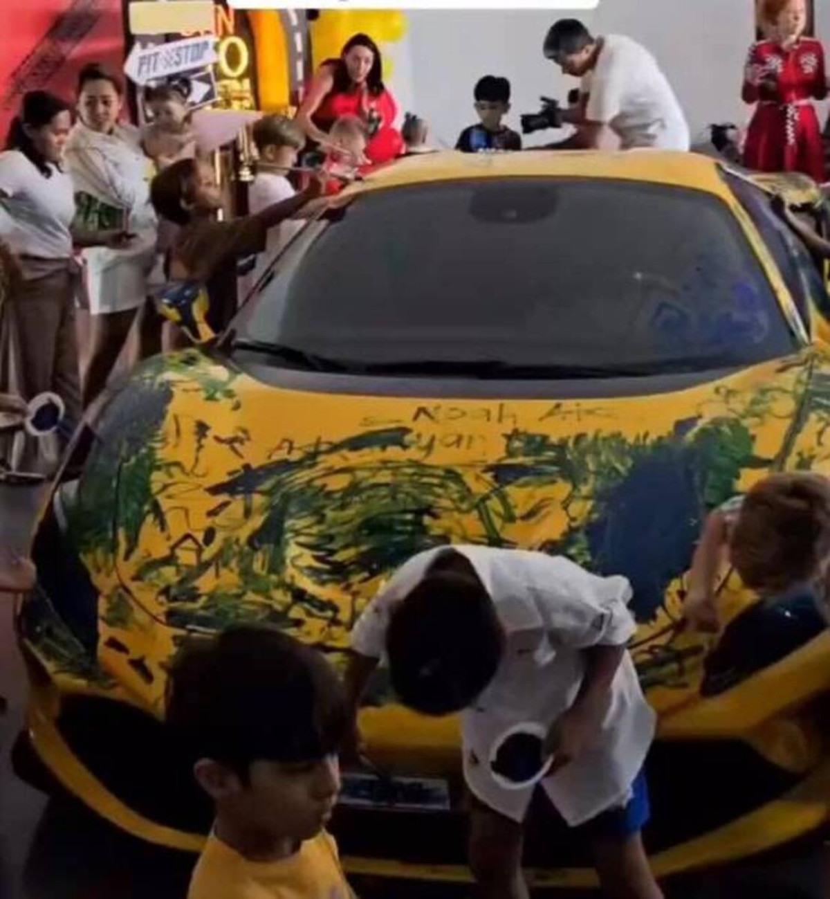 Vídeo: Ferrari de R$ 4 milhões vira tela de pintura para crianças em Dubai