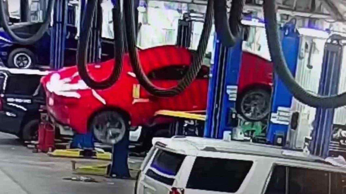 Corvette C6 cai de elevador em oficina