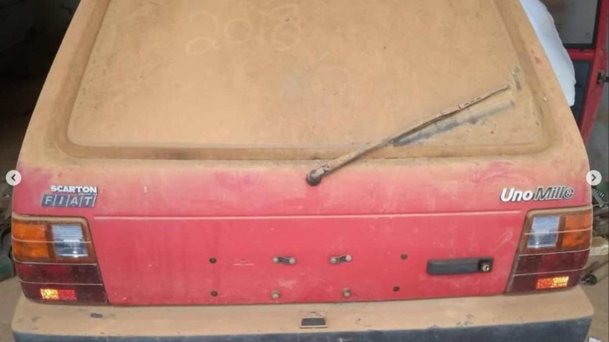 Fiat Uno Mille 1990 que estava abandonado por 30 anos é vendido por astronômico