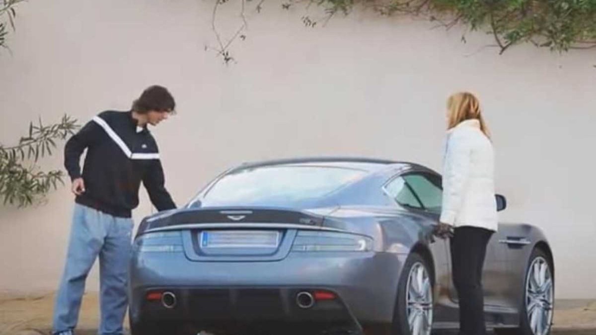 Rafael Nadal estaciona sua Aston Martin