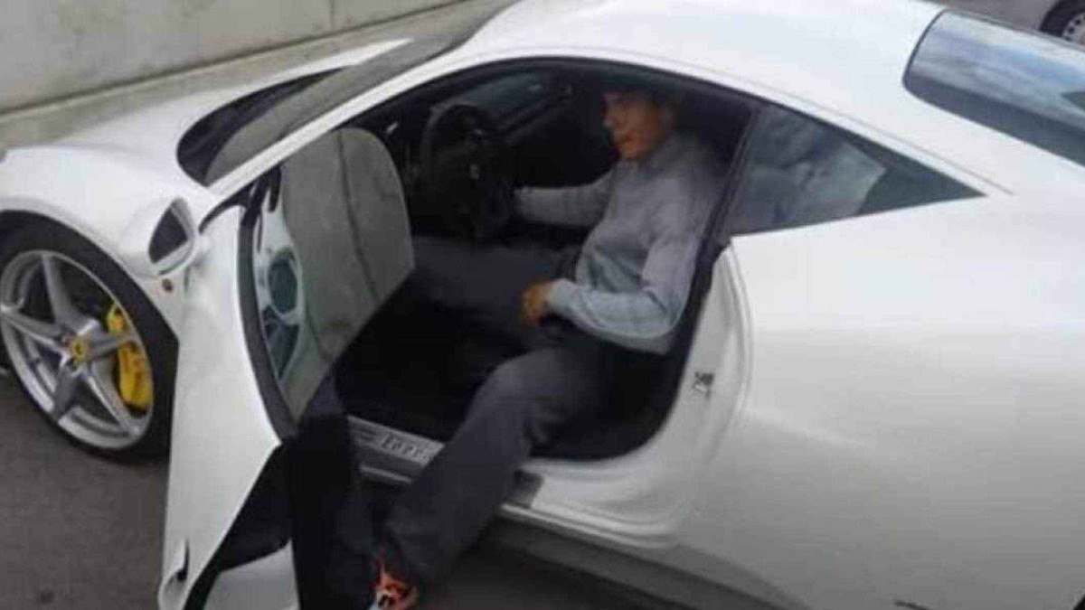 Rafael Nadal saino de sua Ferrari 458 Italia