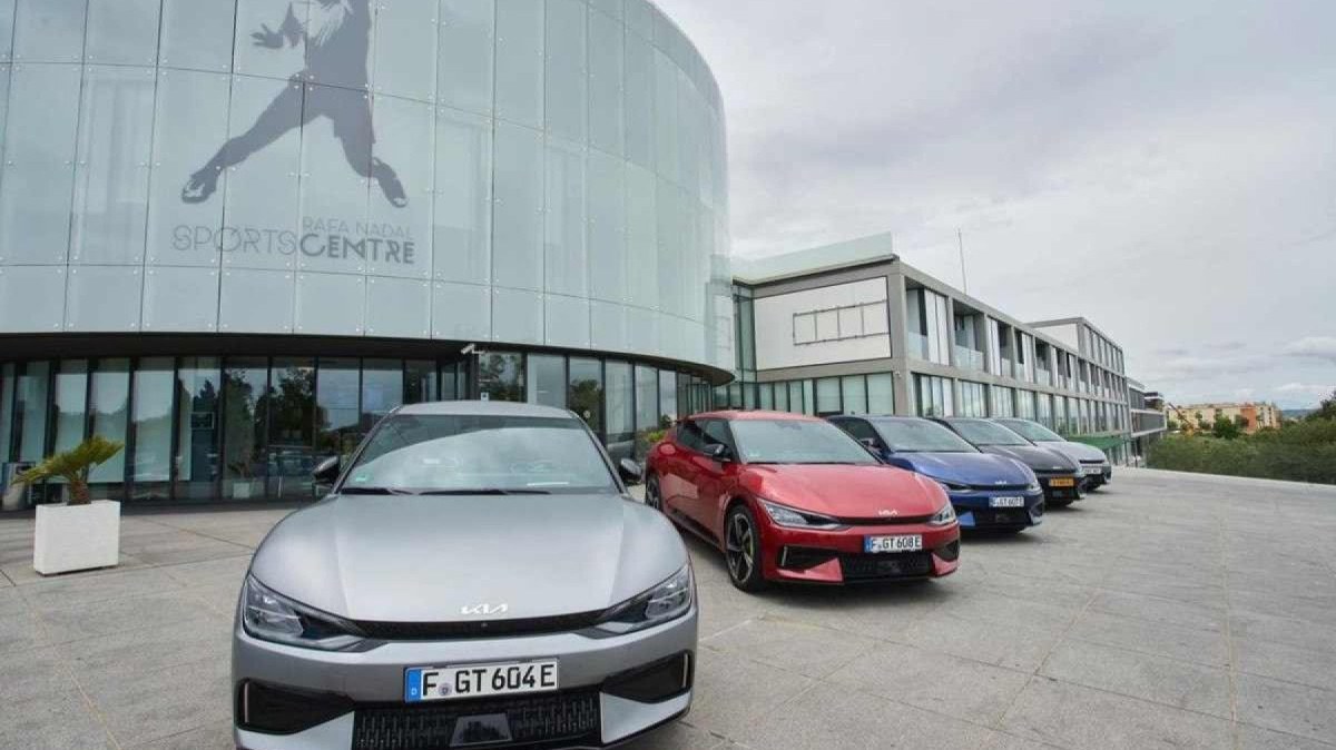 Kia EV6 GT de Rafael Nadal estacionado em frente à Rafa Academy