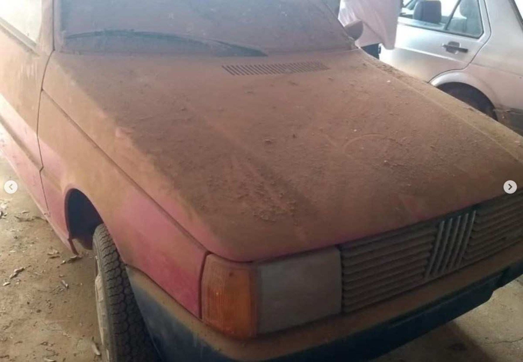 Fiat Uno Mille 1990 que estava abandonado por 30 anos é vendido por astronômico